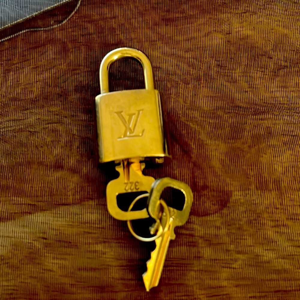 Lv Lock And Key #322 With 2 Keys - image 1